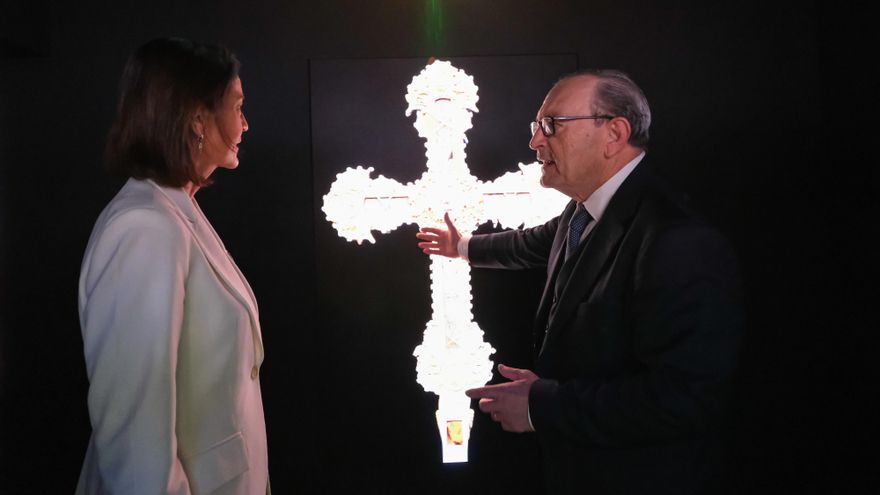 El consejero de Turismo de Cantabria, Javier López Marcano, junto a la ministra Reyes Maroto en FITUR.