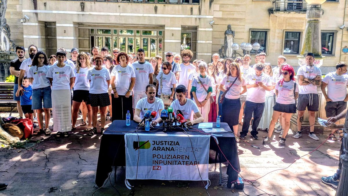 Presentación de la plataforma Justizia Aranarentzat frente al Palacio de Justicia de Bilbao