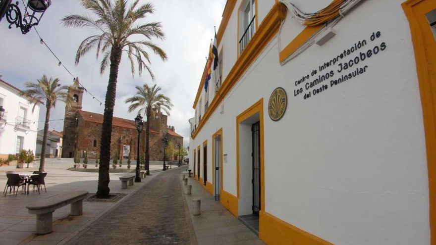 Fachada del edificio con nuevo logotipo de los caminos