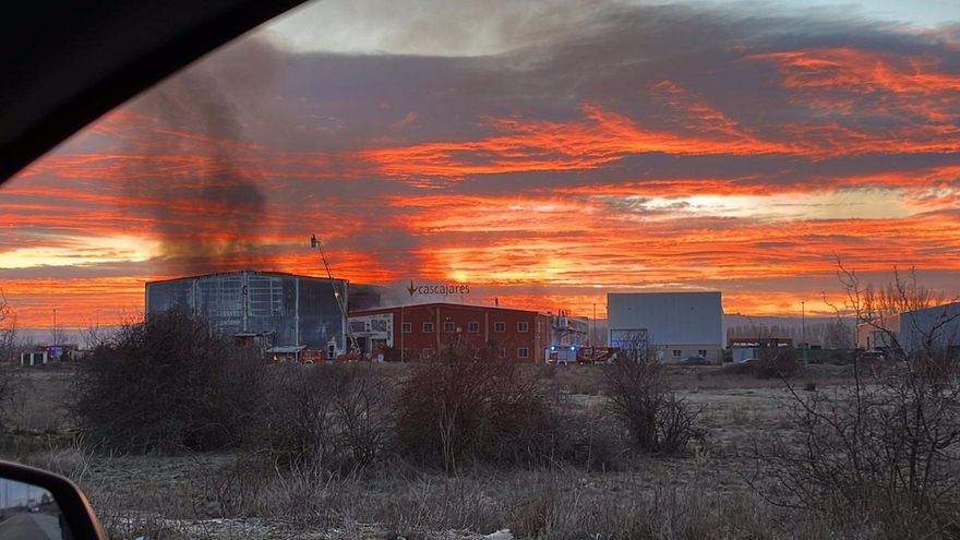 Arden las instalaciones de Cascajares, en Dueñas (Palencia), por un incendio originado en un motor