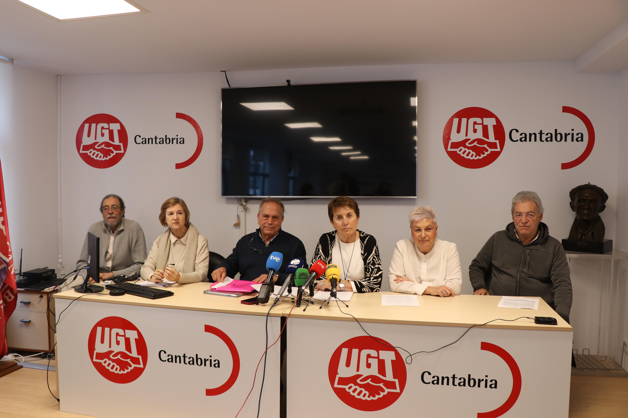 Miembros de la Plataforma por la Sanidad Cántabra durante la rueda de prensa.