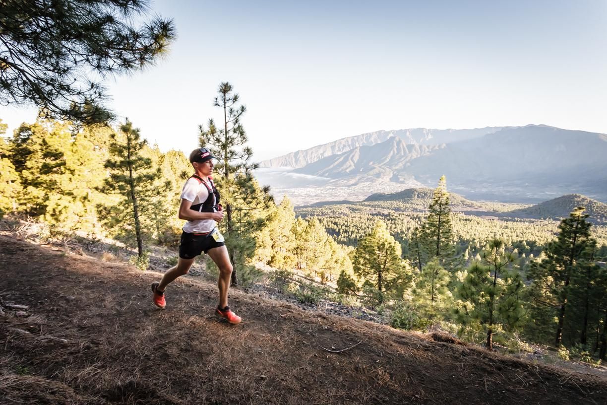 Un atleta en carrera con  un pintoresco paisaje de fondo. Foto: MIGUEL ÁNGEL LÓPEZ GALÁN