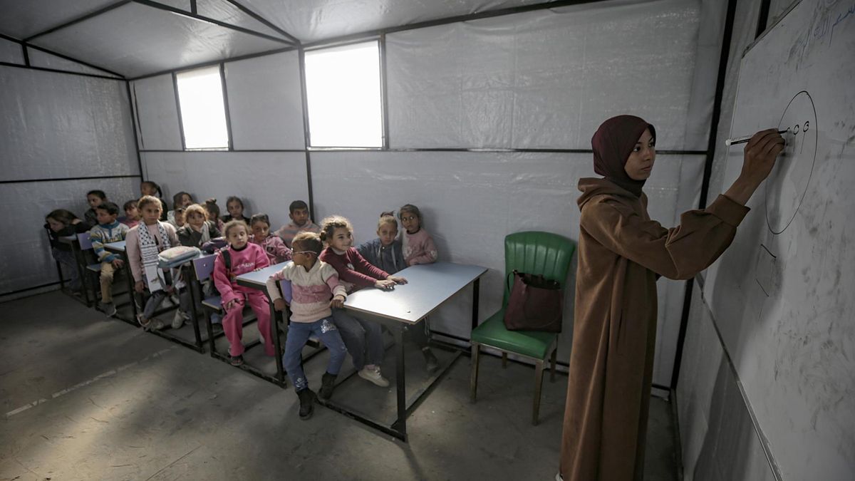 Una maestra imparte clase en una carpa, en el barrio de Tal al Hawa, en Ciudad de Gaza, el 9 de diciembre de 2025.