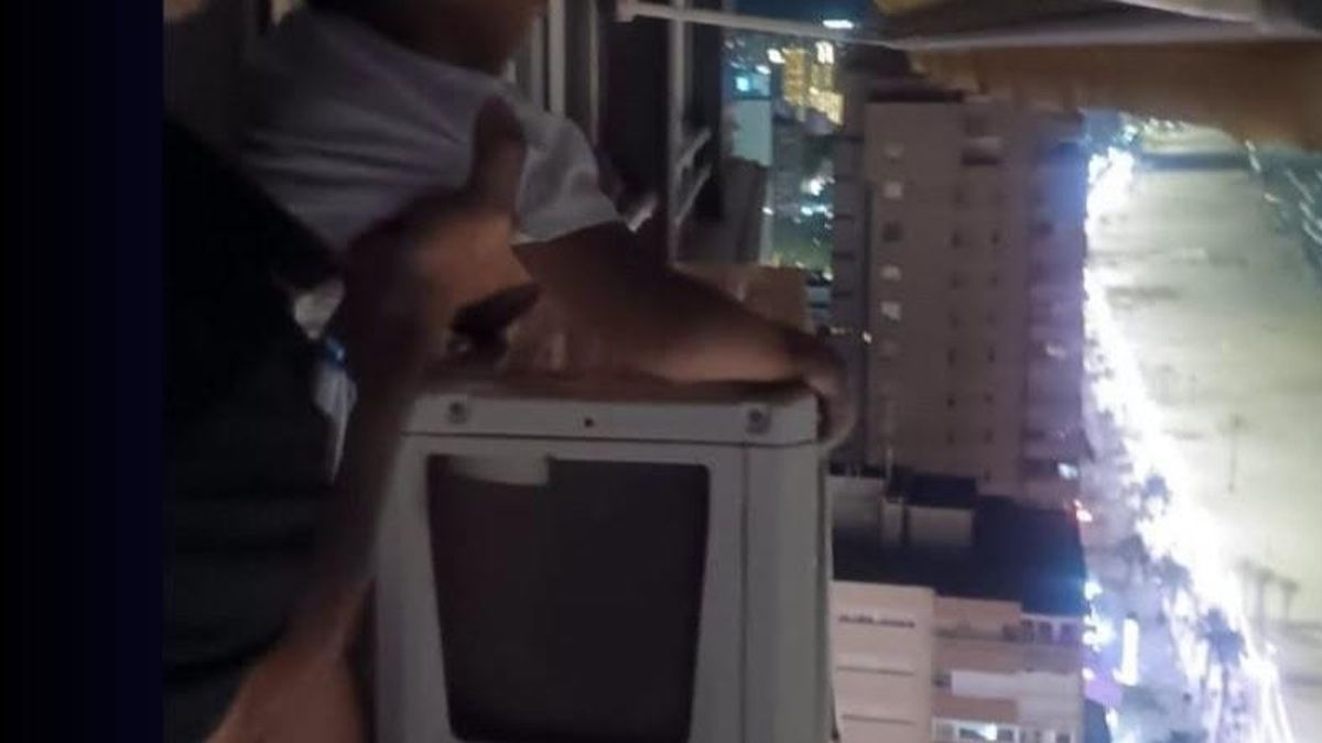 La Policía Local de Benidorm rescata a un menor sobre un aire acondicionado en la fachada de una planta 21