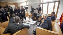 De izquierda a derecha: Sophie WILMÈS, primera ministra de Bélgica; Angela Merkel, canciller alemana; Pedro Sánchez, presidente del Gobierno español; Antonio Costa, primer ministro de Portugal; Kyriakos Mitsotakis, primer ministro griego; Xavier Bettel, primer ministro de Luxemburgo; Giuseppe Conte, primer ministro italiano; y Emmanuel Macron, presidente francés.