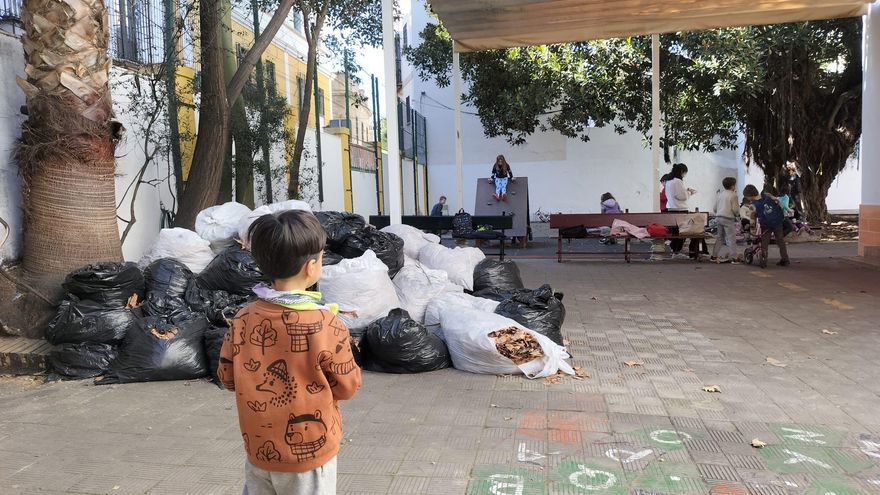 El alumnado de un colegio de Sevilla convive con 50 bolsas de basura en la puerta desde hace dos semanas