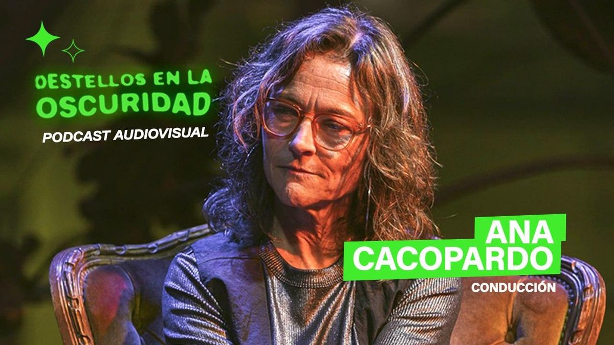 Ana Cacopardo, creadora y conductora de "Destellos en la oscuridad", un podcast audiovisual.