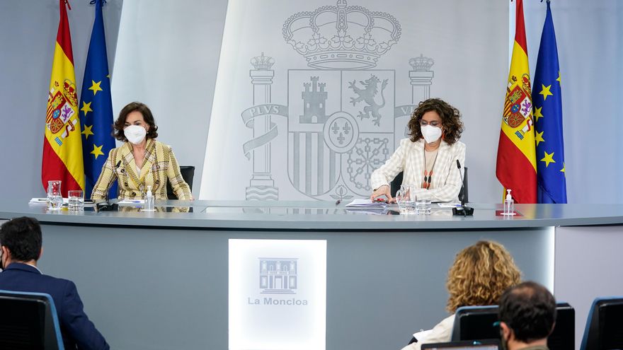 La vicepresidenta primera, Carmen Calvo (i), y la ministra portavoz, María Jesús Montero (d) comparecen en rueda de prensa posterior al Consejo de Ministros en Moncloa, a 4 de mayo de 2021, en Madrid (España).