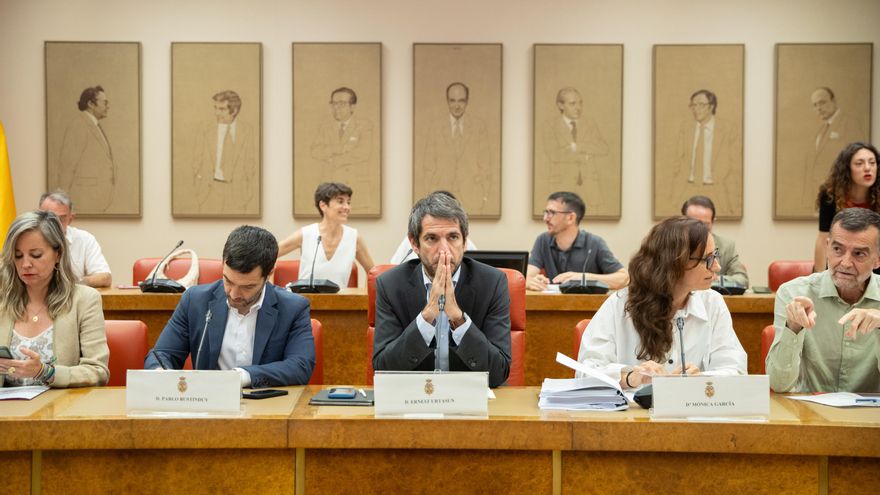 Los representantes de los partidos de Sumar, durante su encuentro en el Congreso, este lunes.