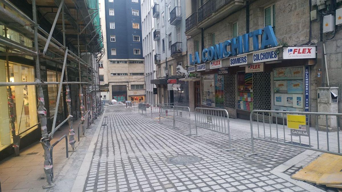 Obras en la calle La Paz, en Santander, pendientes de un andamio.