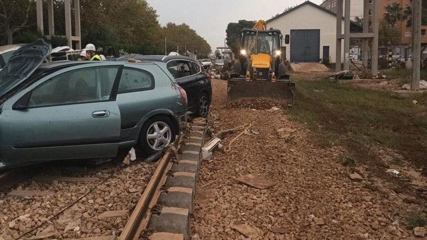 Transportes trabaja en el desescombro de las tres líneas de cercanías de València cortadas por la DANA