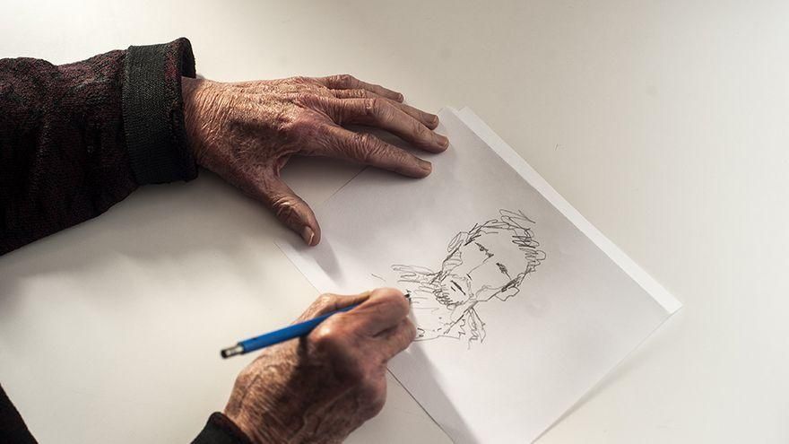 Sánchez realiza uno de sus dibujos.