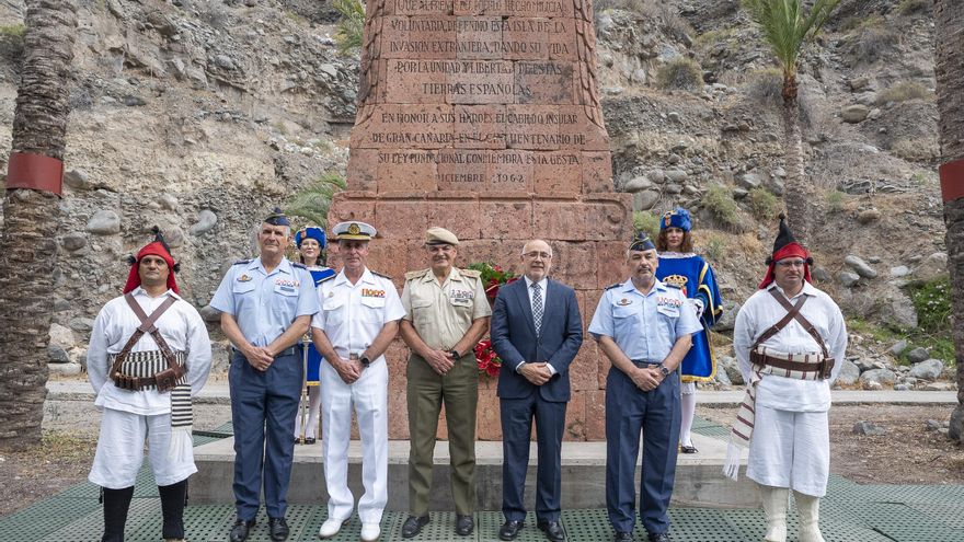 En el acto el presidente ha estado acompañado por el Jefe del Regimiento Canarias 50, Gabriel González Segura, de la concejala del ayuntamiento de Las Palmas de Gran Canaria, Inmaculada Medina, del teniente de alcalde de Santa Brígida, Jose Armengol, y la concejala del ayuntamiento de San Mateo, Isabel Peñate