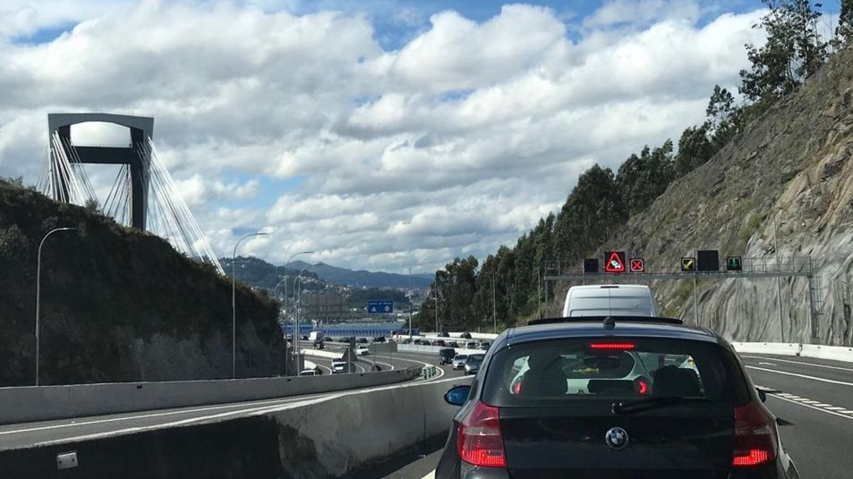 Autopista AP-9, en la entrada al puente de Rande, procedente de Pontevedra.