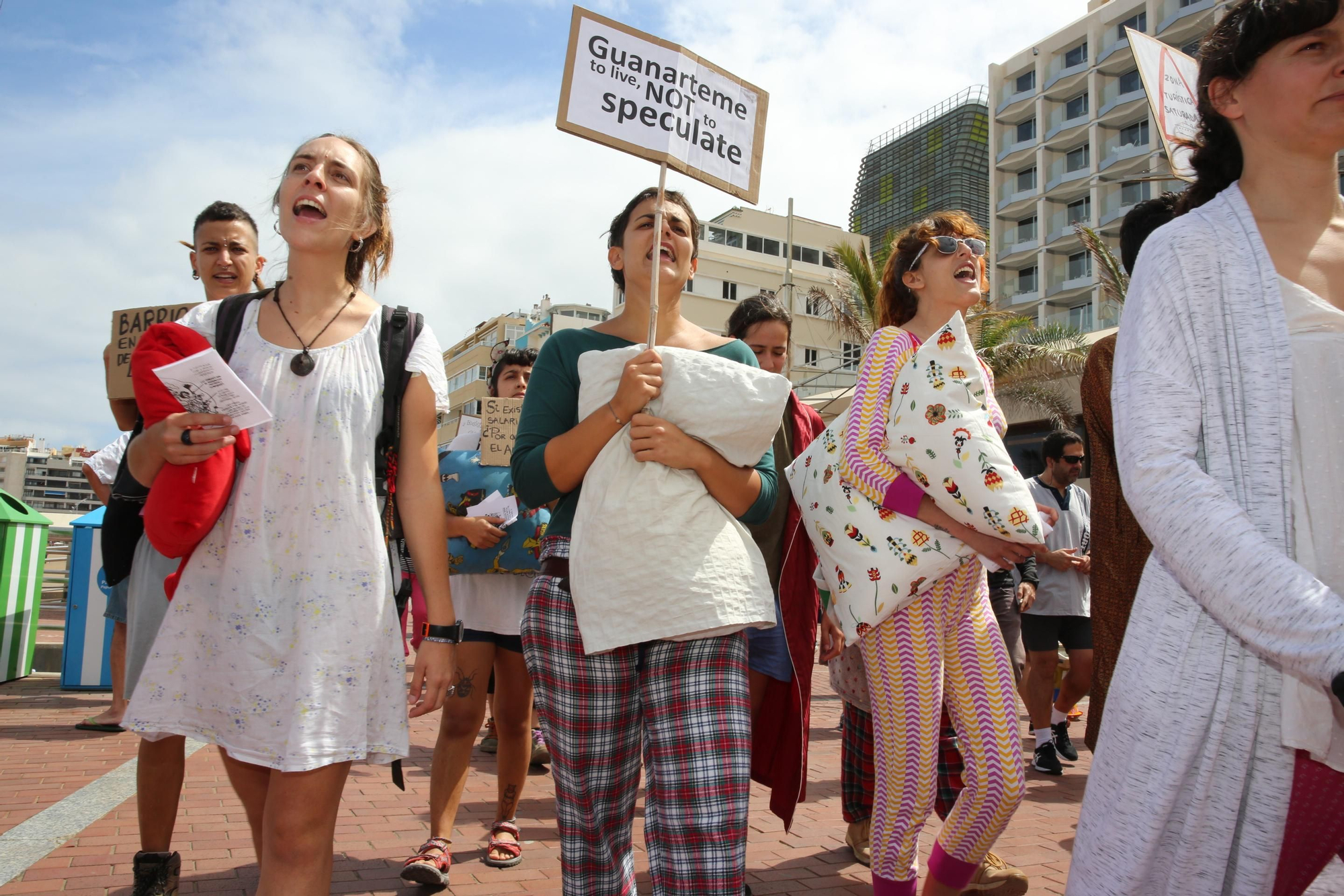 Marcha en Las Canteras para protestar por la turistificación