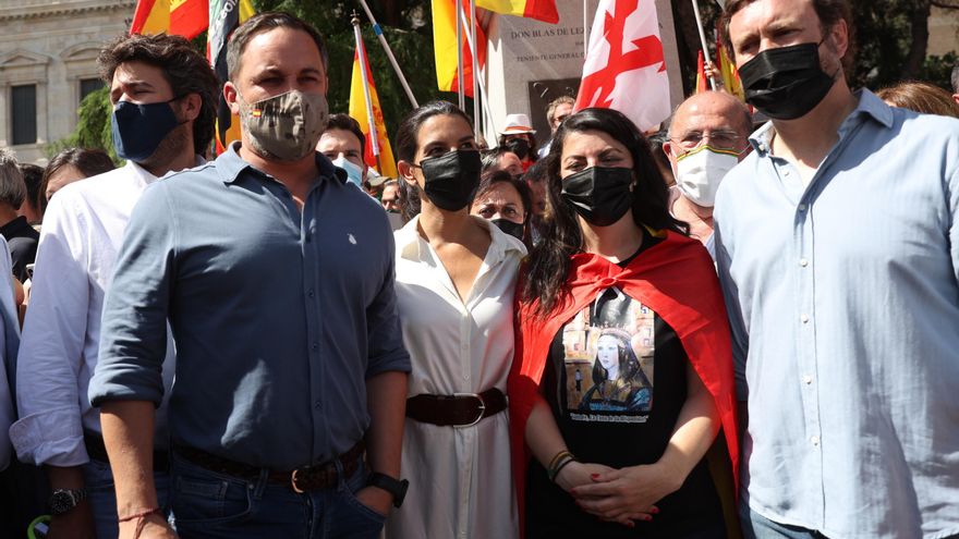El presidente de Vox, Santiago Abascal (i), acompañado por sus compañeros de partido, Rocío Monasterio (2i), Macarena Olona (2d), y el portavoz de la formación en el Congreso, Iván Espinosa de los Monteros, asisten a la concentración convocada por la plataforma Unión 78, este domingo en la plaza de Colón, para manifestar su oposición a los indultos a los condenados por el "procés". EFE/Rodrigo Jiménez