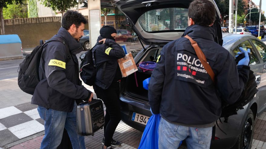 Los Mossos llevan a cabo una operación contra un grupo que compraba móviles robados