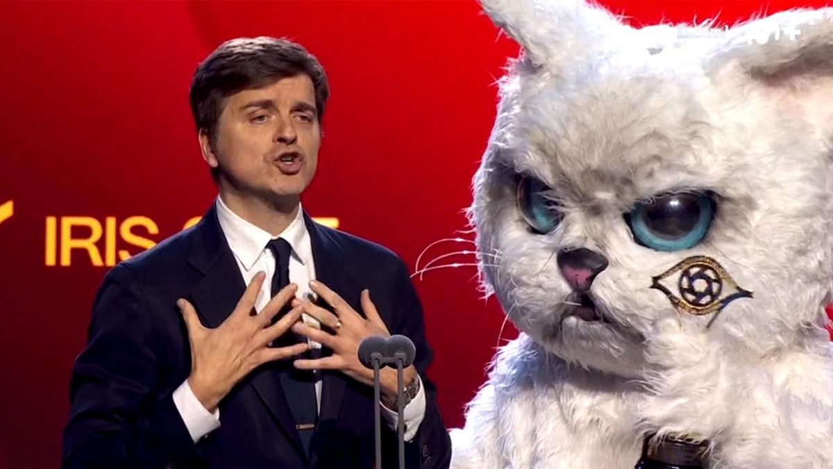 Marc Giró junto al gato de 'Late Xou' recogiendo su Premio Iris