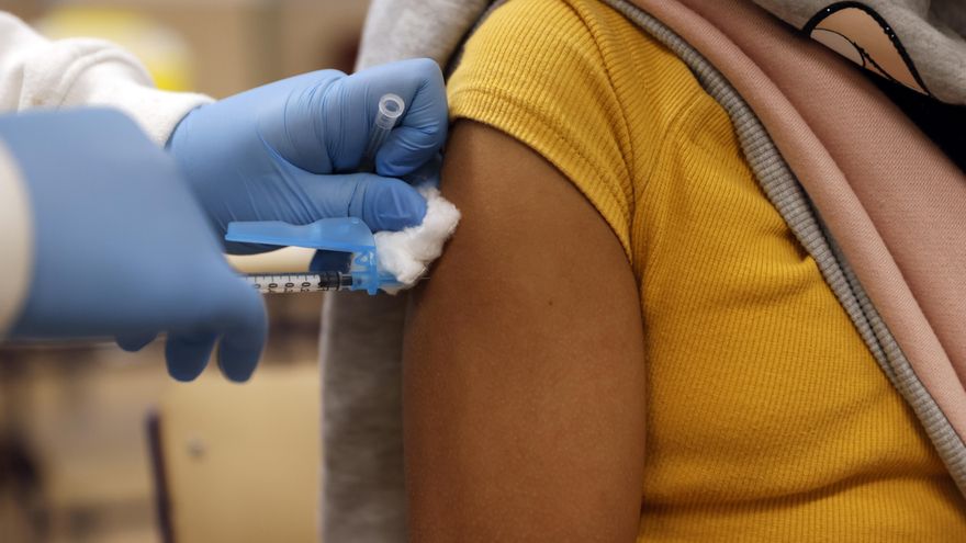 El proceso de vacunación contra la COVID-19 en el CEIP Antonio Machado de València.