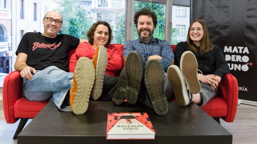 Cuatro apasionados de los libros rescatan la antigua librería Ojanguren que reabre como 'Matadero Uno' en Oviedo