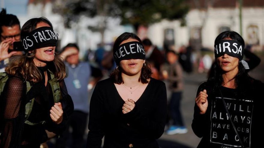 Mujeres guatemaltecas piden justicia por la muerte de 41 niñas quemadas en 2017