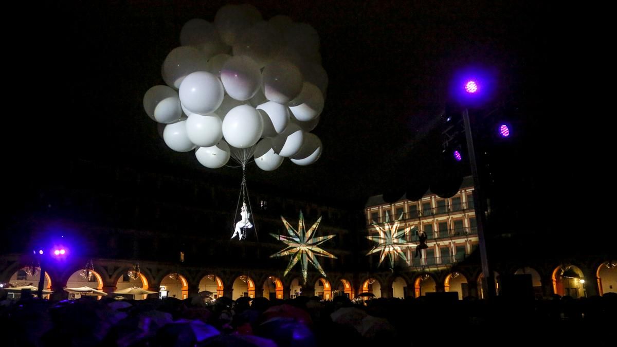 Espectáculo aéreo en la plaza de la Corredera