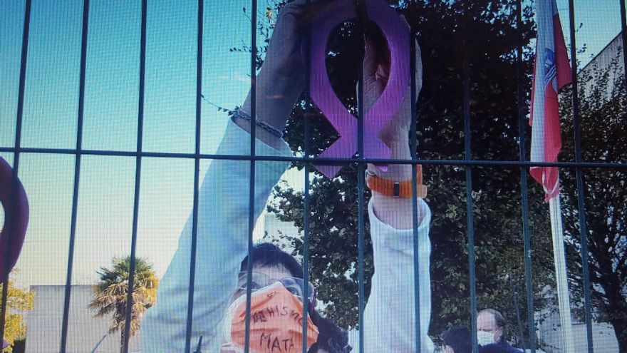 Colocación de lazos por las mujeres asesinadas por violencia de género en el IES Lope de Vega.