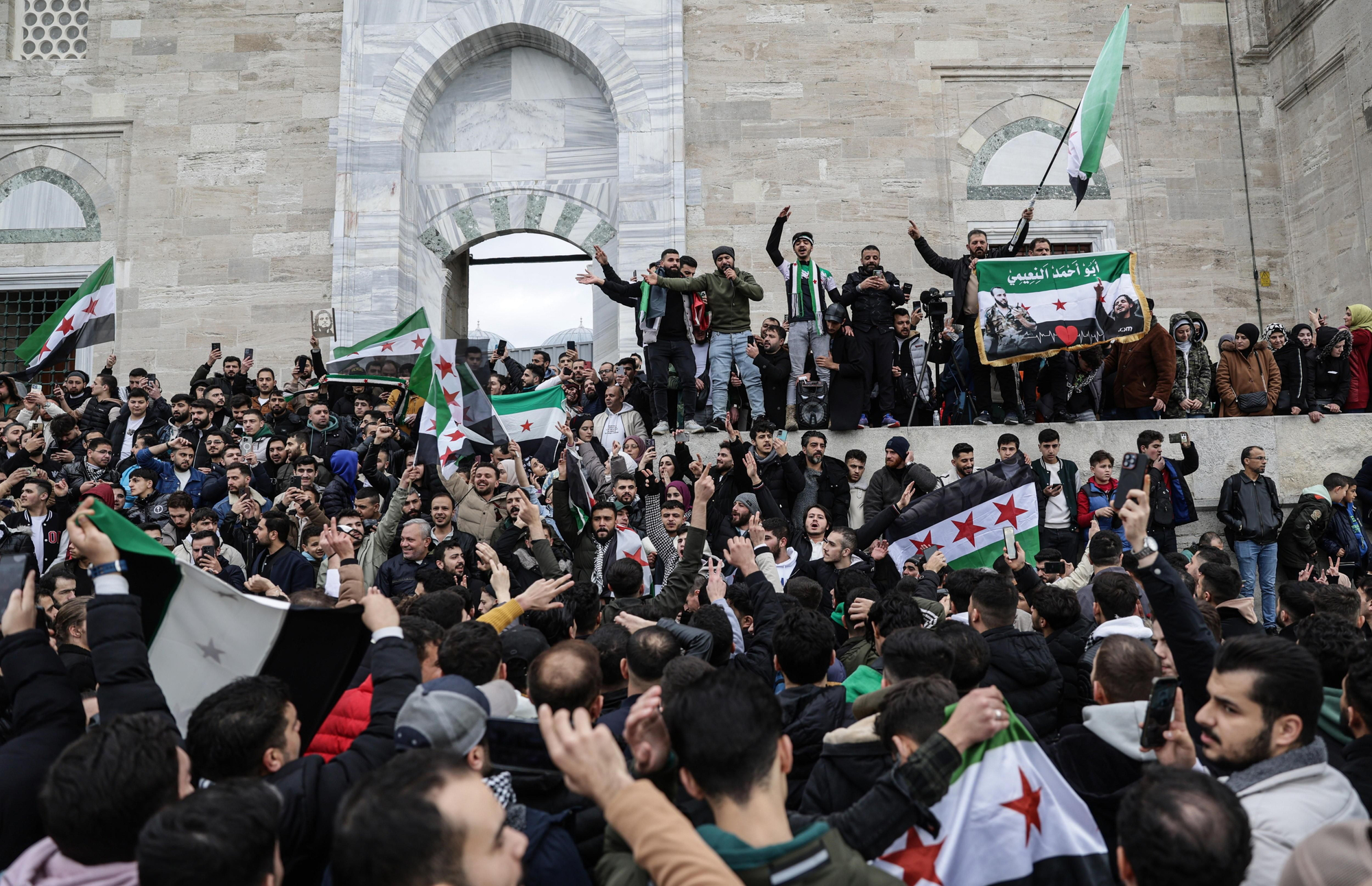 Partidarios de la oposición siria residentes Turquía celebran la toma rebelde de Damasco en la mezquita de Fatih en Estambul, Turquía, este domingo. EFE/EPA/ERDEM SAHIN
