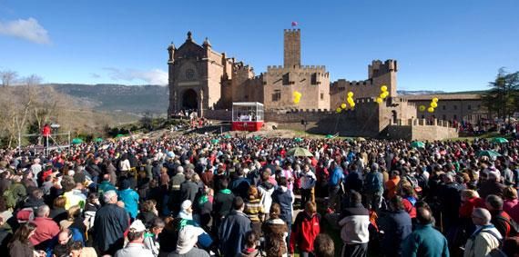 Las Javieradas se consideran una de las peregrinaciones más significativas en España, tanto por el número de participantes como por su profunda dimensión religiosa.