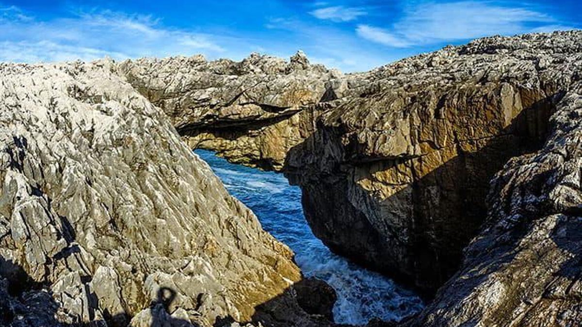 Por muy cerca que esté del mar, a esta playa asturiana el agua llega a través de galerías subterráneas desde la costa