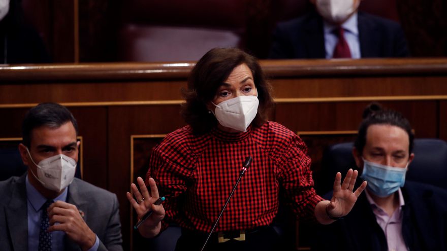 La vicepresidenta primera Carmen Calvo (c) interviene en la sesión de control. EFE/Juan Carlos Hidalgo