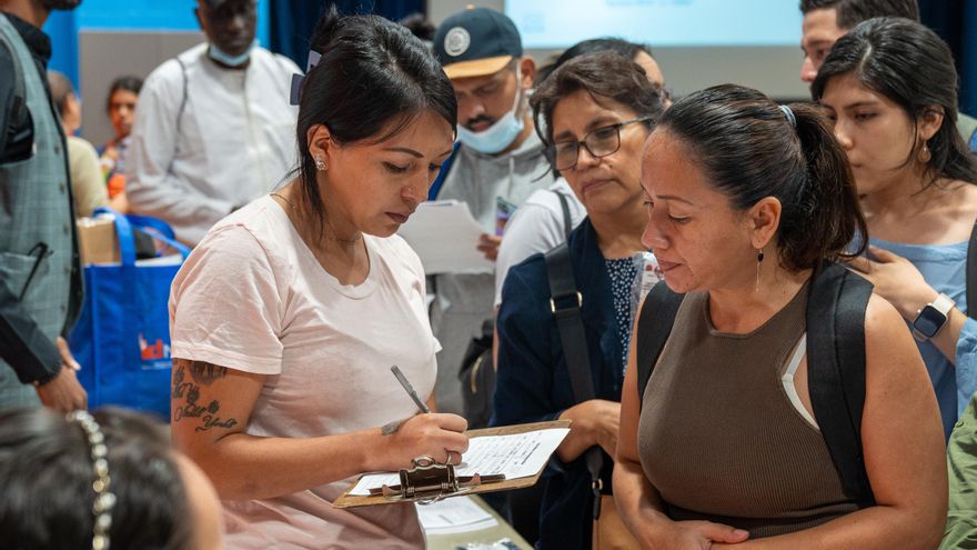 Crecen los bulos sobre los migrantes: ni acaparan la sanidad pública ni reciben más ayudas