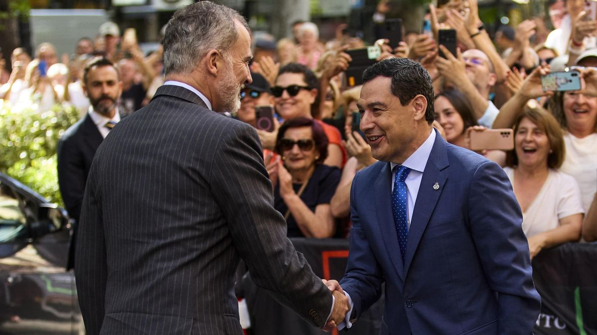 Felipe VI y Juan Manuel Moreno se saludan en un acto en Granada.