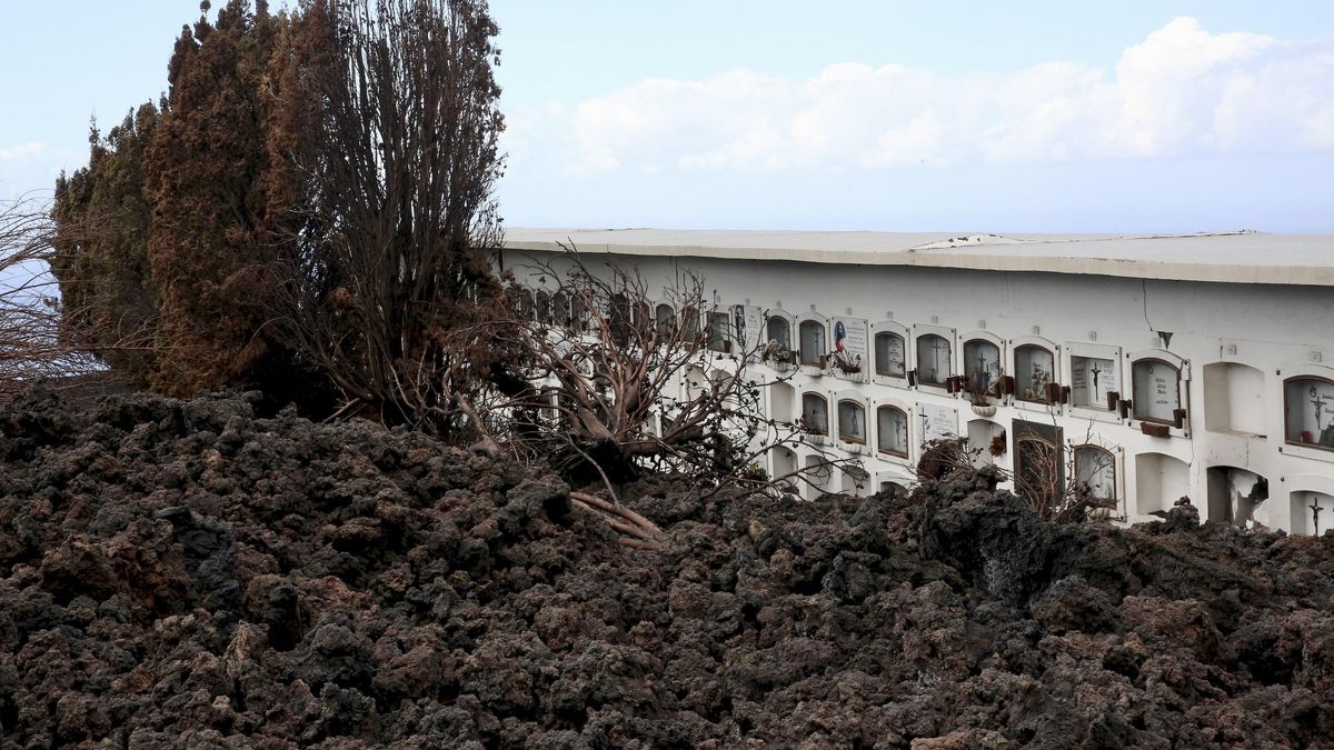 Cementerio en La Palma afectado por las coladas. ALEJANDRO RAMOS
