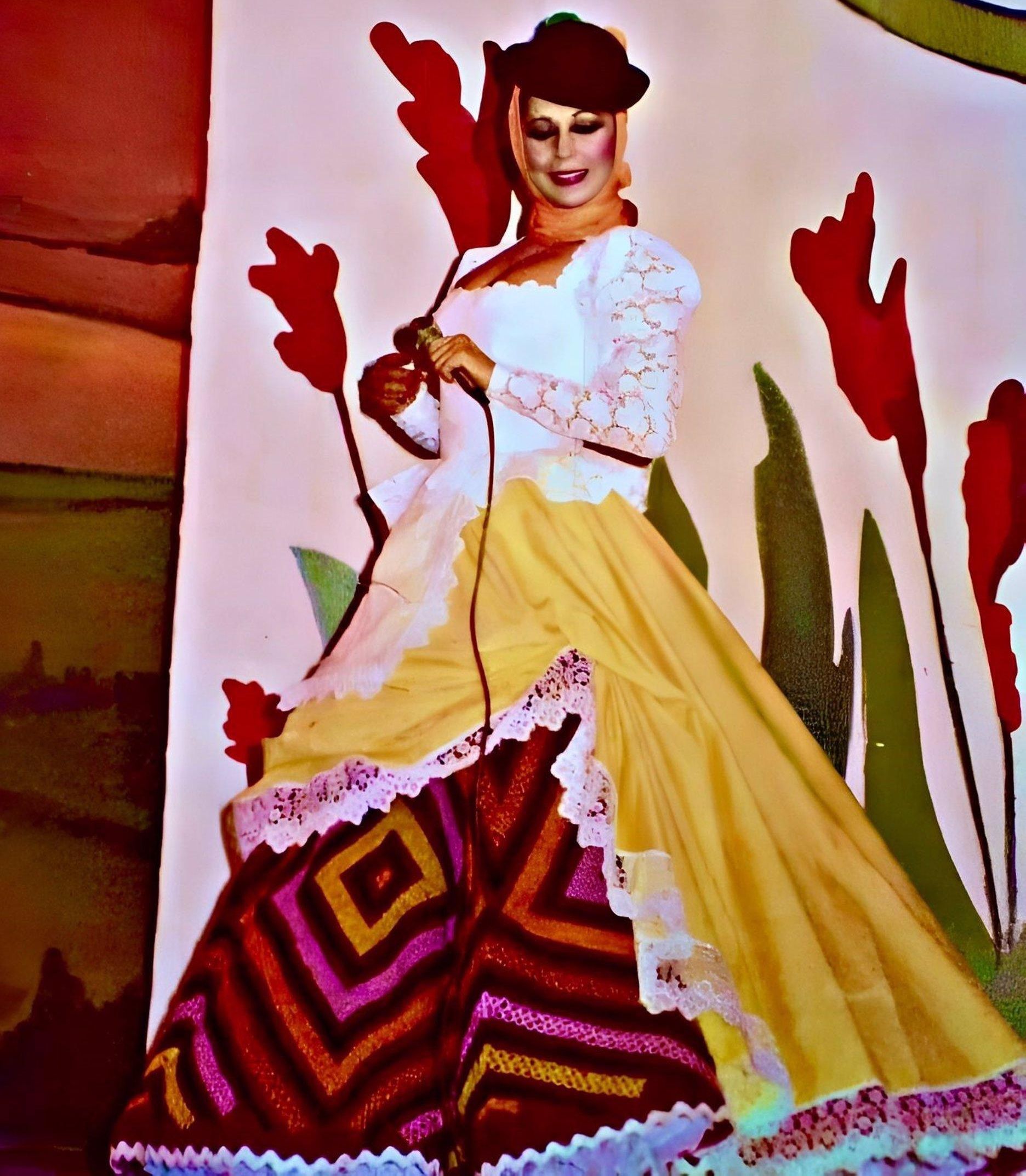 Isabel Pantoja con traje típico canario