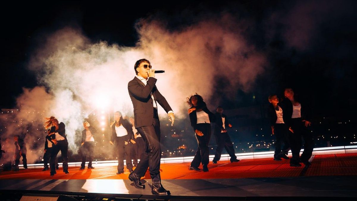 Quevedo en el Estadio de Gran Canaria interpretando canciones del tour 'Buenas noches'.