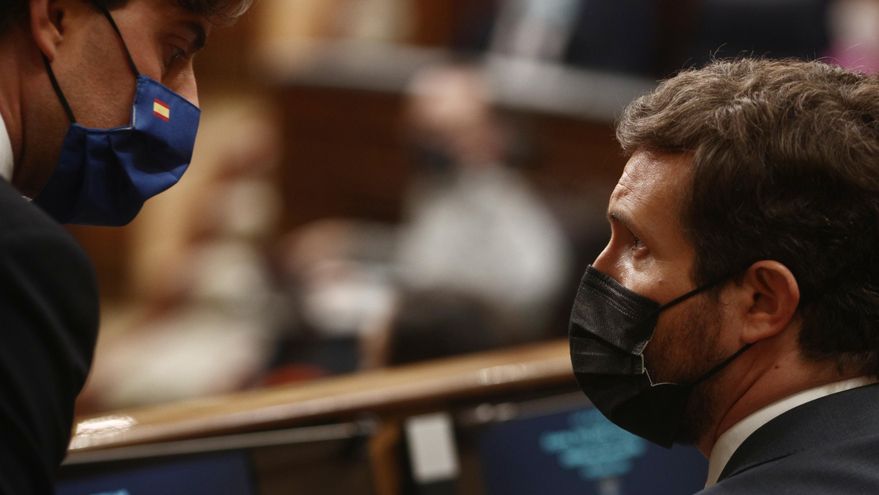 Archivo - El vicesecretario de comunicación del PP, Pablo Montesinos. conversa con el líder del PP, Pablo Casado, durante una sesión de control al Gobierno Central, a 21 de abril de 2021, en el Congreso de los Diputados, Madrid, (España).