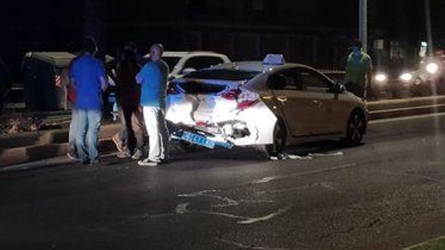 Taxi accidentado en la avenida de Cádiz