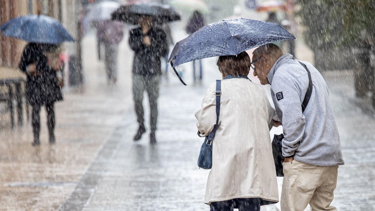 El tiempo da un giro este viernes: la Aemet avisa de un desplome de las temperaturas y tormentas fuertes en el sureste
