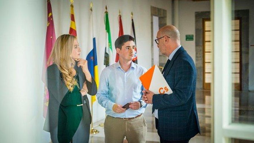 Ciudadanos ya se abstuvo hace un año sobre la caza del lobo y los diputados cántabros guardaron silencio