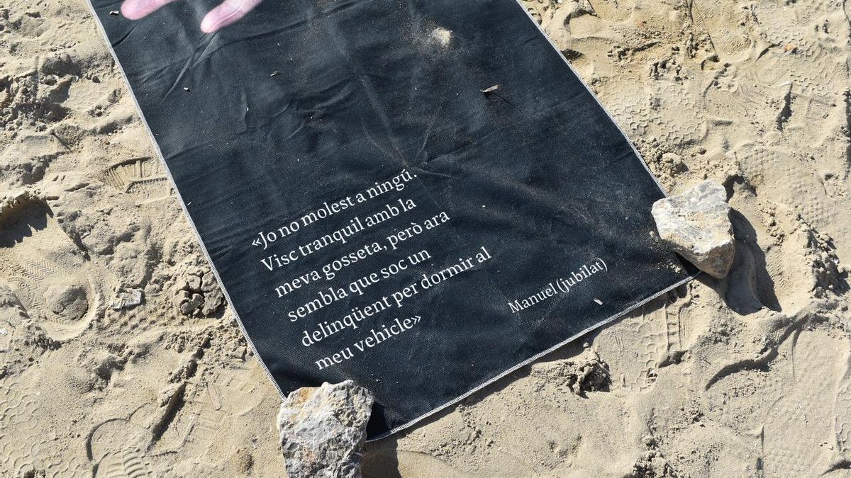 Cada imagen va acompañada de frases rescatadas de crónicas que retratan la dificultad para vivir en Eivissa por los precios de la vivienda.