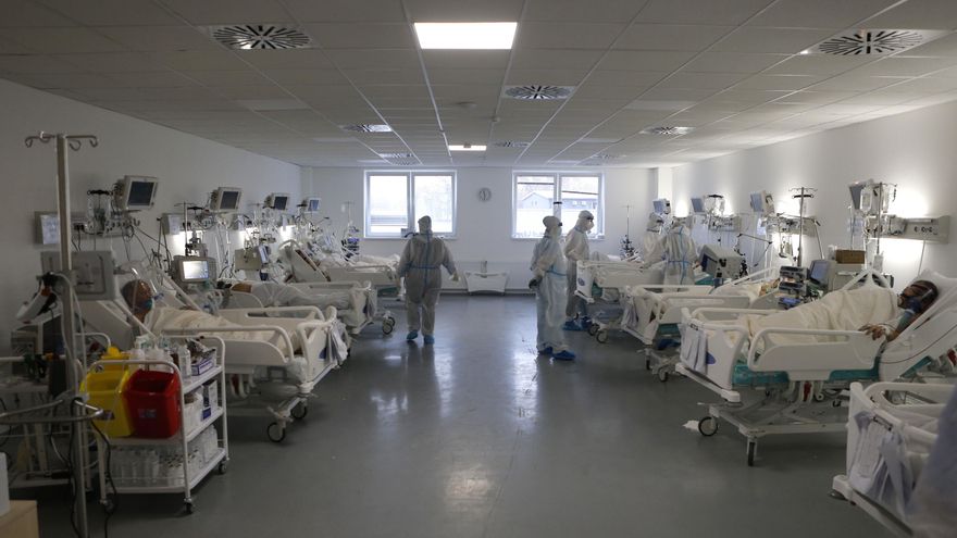 Los trabajadores médicos con equipos de protección personal (EPI) revisan el historial médico de un paciente en el hospital Covid-19 de Belgrado, Serbia, el 18 de diciembre de 2020.EFE/EPA/MARKO DJOKOVIC