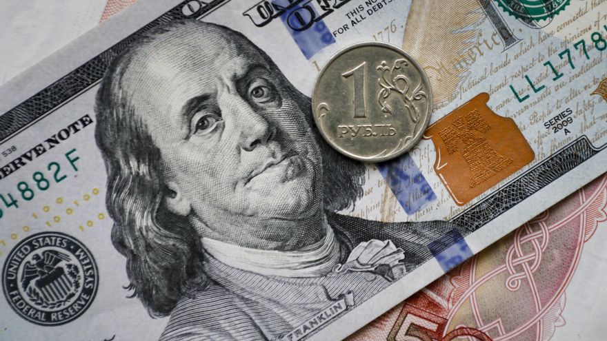Rublos rusos, en una fotografía de archivo. EFE/EPA/YURI KOCHETKOV