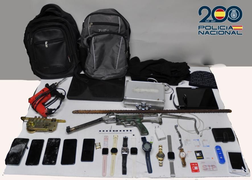 Material robado incautado en el piso donde se produjo la agresión