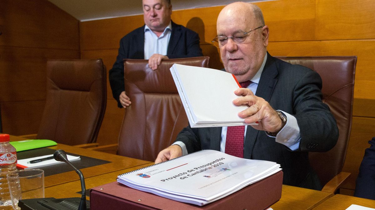 El consejero de Economía de Cantabria, Juan José Sota (PSOE), en el Parlamento. | NACHO ROMERO