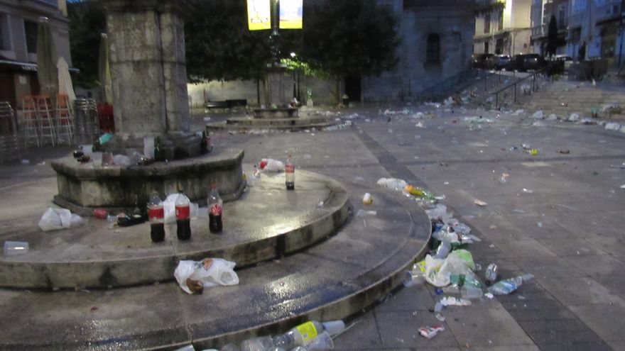Restos de botellón en la zona del Ensanche durante la Semana Grande