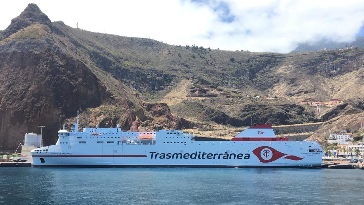 El ferry 'Ciudad de Valencia', este viernes, en el Puerto de Santa Cruz de La Palma.