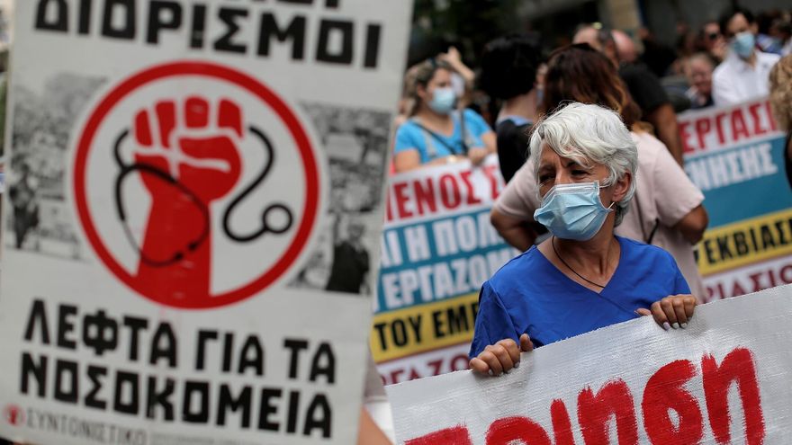 Empleados de la salud griega protestan contra su suspensión por no vacunarse