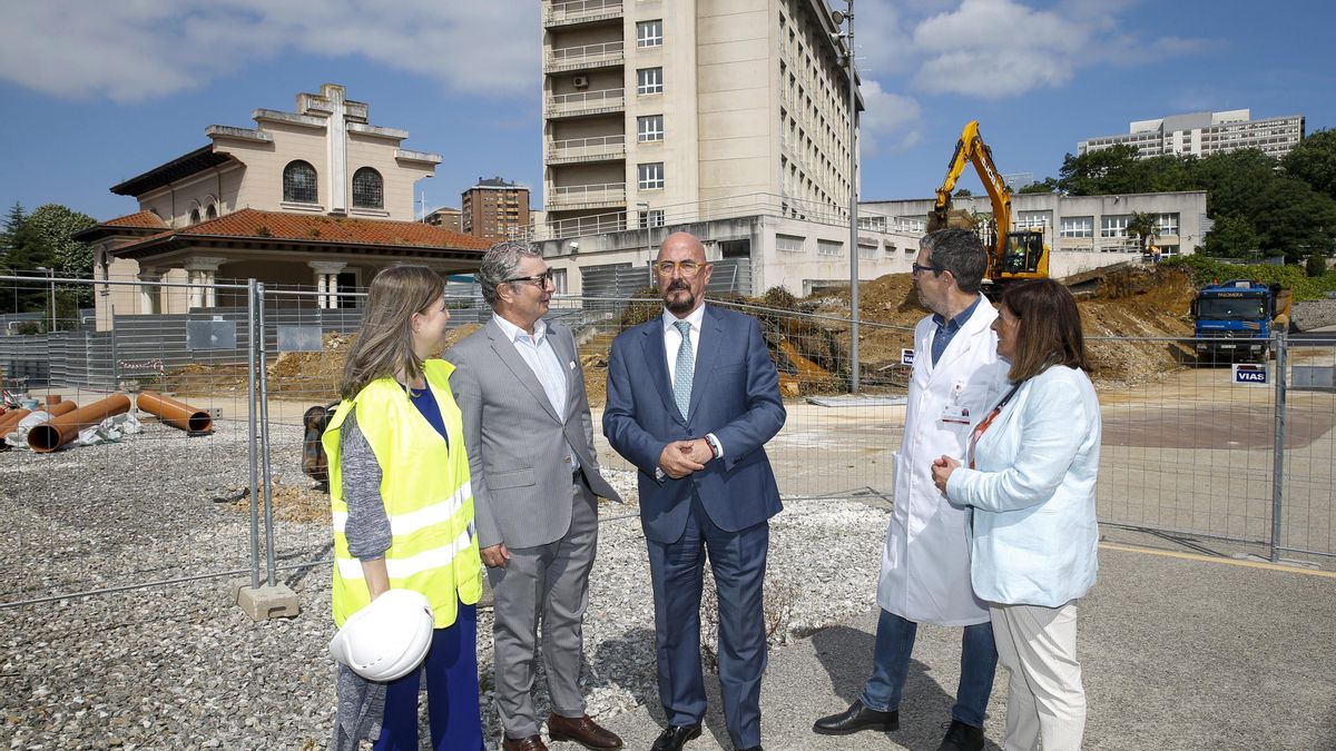 El consejero de Salud insiste en que la obra para la unidad de protonterapia en Valdecilla "cumple los plazos"