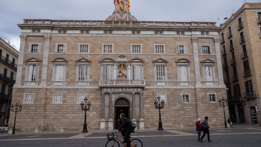 Archivo - Varias personas pasan por delante del Palau de la Generalitat, a 22 de febrero de 2024, en Barcelona, Catalunya (España). El Palau de la Generalitat es la sede de la Presidencia y del Gobierno de Cataluña.
